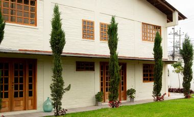 CASA  3 DORMITORIOS ESTILO RÚSTICA REMODELADA, PATIO/JARDIN GRANDE SECTOR EL EDÉN, CENTRO NORTE