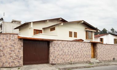 CASA  3 DORMITORIOS ESTILO RÚSTICA REMODELADA, PATIO/JARDIN GRANDE SECTOR EL EDÉN, CENTRO NORTE