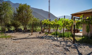 Hermoso terreno de 1,12 ha, con casa amoblada y orilla de río, Valle del Elqui. $245 millones