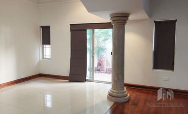 VENTA DE AMPLIA CASA EN RINCON DE LAS LOMAS
