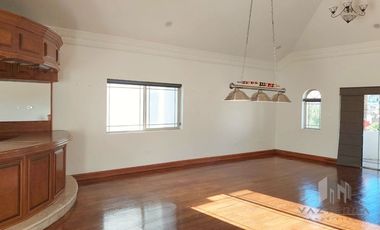 VENTA DE AMPLIA CASA EN RINCON DE LAS LOMAS