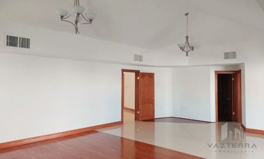 VENTA DE AMPLIA CASA EN RINCON DE LAS LOMAS