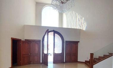 VENTA DE AMPLIA CASA EN RINCON DE LAS LOMAS