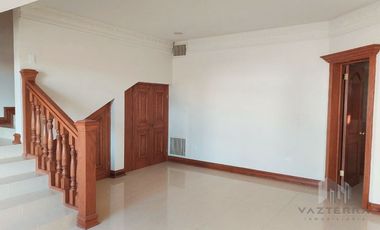 VENTA DE AMPLIA CASA EN RINCON DE LAS LOMAS