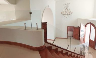 VENTA DE AMPLIA CASA EN RINCON DE LAS LOMAS