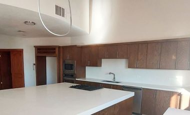 VENTA DE AMPLIA CASA EN RINCON DE LAS LOMAS