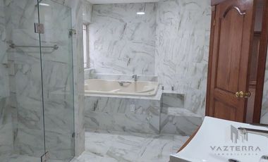 VENTA DE AMPLIA CASA EN RINCON DE LAS LOMAS
