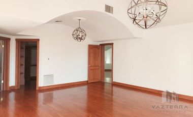 VENTA DE AMPLIA CASA EN RINCON DE LAS LOMAS