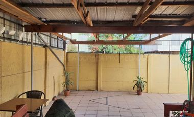 No pareada, 3 estacionamientos, muy amplia, La Calera