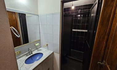 CASA EN VENTA EN METEPECSE VENDE ESPACIOSA CASA EN LA COLONIA JIMENEZ GALLARDO A PIE DE CALLE. RODEADA DE TODOS LOS SERVICIOS: A UNOS PASOS DEL ISSSTE