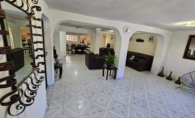 CASA EN VENTA EN METEPECSE VENDE ESPACIOSA CASA EN LA COLONIA JIMENEZ GALLARDO A PIE DE CALLE. RODEADA DE TODOS LOS SERVICIOS: A UNOS PASOS DEL ISSSTE