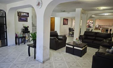 CASA EN VENTA EN METEPECSE VENDE ESPACIOSA CASA EN LA COLONIA JIMENEZ GALLARDO A PIE DE CALLE. RODEADA DE TODOS LOS SERVICIOS: A UNOS PASOS DEL ISSSTE
