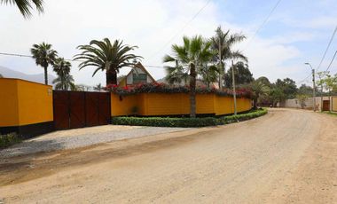 Propiedad en Pachacamac: Nave Industrial con Área Agroindustrial y 3 Casas