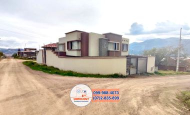 Hermosa casa de venta, con amplia área verde Sector Colegio Santana C1260