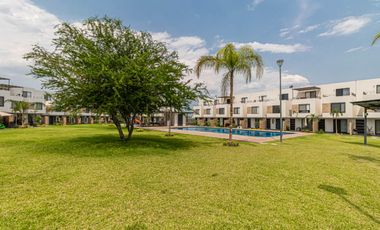 CASA EN VENTA EN CONDOMINIO, CON ALBERCA. UBICADA A 15 MINUTOS DE CUERNAVACA, MORELOS; MÉXICO.