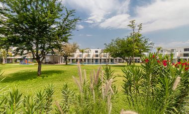 CASA EN VENTA EN CONDOMINIO, CON ALBERCA. UBICADA A 15 MINUTOS DE CUERNAVACA, MORELOS; MÉXICO.