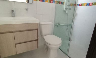 VENDO HERMOSA CASA EN CONDOMINIO ALAMEDA FRENTE AL CAMPUS DE LA SANTOTO