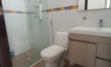 VENDO HERMOSA CASA EN CONDOMINIO ALAMEDA FRENTE AL CAMPUS DE LA SANTOTO