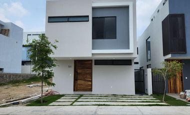 Casa nueva en venta con Roof Garden en Parques Vallarta Zapopan