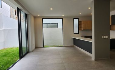 Casa nueva en venta con Roof Garden en Parques Vallarta Zapopan