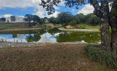 EXCELENTE TERRENO EN VENTA 300 METROS EN ESQUINA DE CLUSTER PRIVADO  CON LAGO Y MUCHA NATURALEZA  A SUPER PRECIO