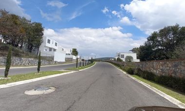 EXCELENTE TERRENO EN VENTA 300 METROS EN ESQUINA DE CLUSTER PRIVADO  CON LAGO Y MUCHA NATURALEZA  A SUPER PRECIO