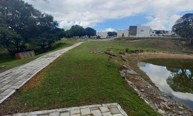 EXCELENTE TERRENO EN VENTA 300 METROS EN ESQUINA DE CLUSTER PRIVADO  CON LAGO Y MUCHA NATURALEZA  A SUPER PRECIO