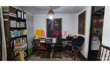 ¡Tu Nuevo Hogar En Urb. Apolo-La Victoria! Espaciosa Casa De 4 Pisos Con Vistas Excepcionales Y Ubicación Estratégica