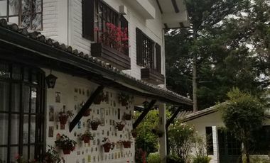 CASA DE VENTA CUMBAYA, JUNTO A USFQ. 4 DORMITORIOS. $885.000