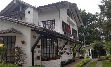 CASA DE VENTA CUMBAYA, JUNTO A USFQ. 4 DORMITORIOS. $885.000