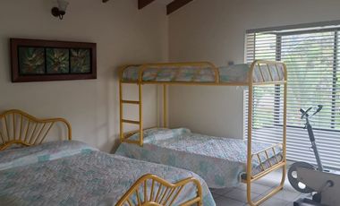 VENTA DE CASA QUINTA EN MELGAR CON PISCINA PRIVADA