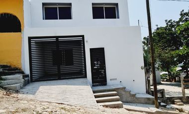 Se vende casa en col ciprés, zona sur poniente de la ciudad.
