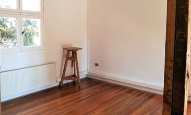 VENDE HERMOSA CASA REMODELADA, ERNESTO PINTO LAGARRIGUE, BARRIO BELLAVISTA, RECOLETA, 3 DORMITORIOS, 2 BAÑOS, PATIO