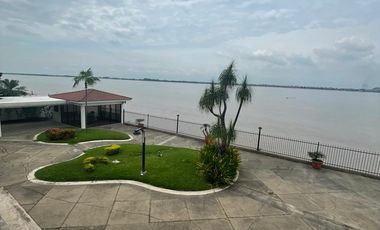 VENDO CASA CON PISCINA EN SAMBORONDON CON VISTA AL RIO