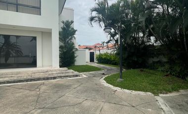 VENDO CASA CON PISCINA EN SAMBORONDON CON VISTA AL RIO