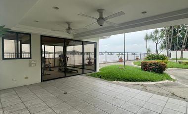 VENDO CASA CON PISCINA EN SAMBORONDON CON VISTA AL RIO