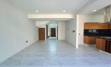 Venta: $3'800,000.⁰⁰ Casa doble altura en 🌐Lomas Residencial