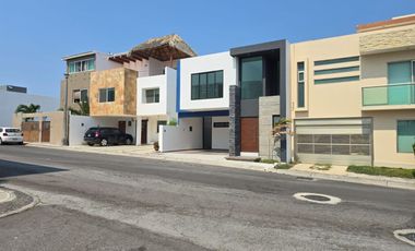 Venta: $3'800,000.⁰⁰ Casa doble altura en 🌐Lomas Residencial
