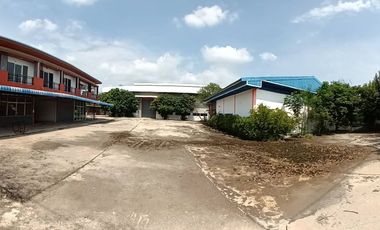 #ขายโกดังอำเภอพานทอง ชลบุรี พื้นที่ทั้งหมด 3 ไร่  มีตัวโรงงาน ,office ,ห้องพัก,โรงอาหาร สามารถเก็บของได้อ