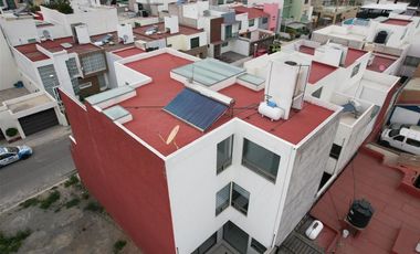 Casa en Venta de 3 Pisos, en Residencial Los Cedros, en Pachuca, Hidalgo.