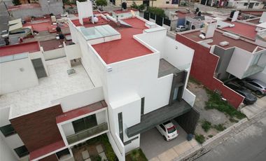 Casa en Venta de 3 Pisos, en Residencial Los Cedros, en Pachuca, Hidalgo.
