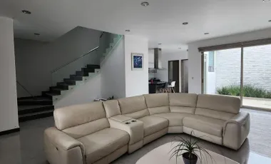 Casa en Venta de 3 Pisos, en Residencial Los Cedros, en Pachuca, Hidalgo.