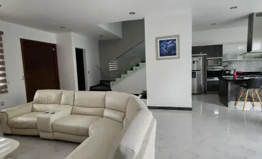 Casa en Venta de 3 Pisos, en Residencial Los Cedros, en Pachuca, Hidalgo.