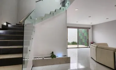 Casa en Venta de 3 Pisos, en Residencial Los Cedros, en Pachuca, Hidalgo.
