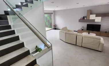 Casa en Venta de 3 Pisos, en Residencial Los Cedros, en Pachuca, Hidalgo.