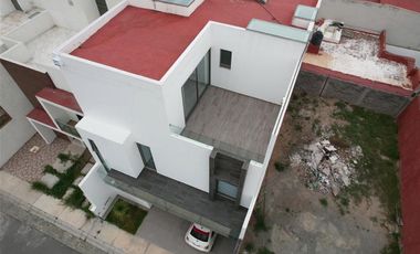 Casa en Venta de 3 Pisos, en Residencial Los Cedros, en Pachuca, Hidalgo.