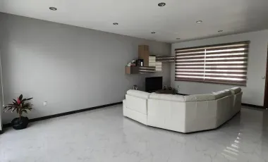 Casa en Venta de 3 Pisos, en Residencial Los Cedros, en Pachuca, Hidalgo.