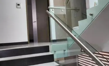 Casa en Venta de 3 Pisos, en Residencial Los Cedros, en Pachuca, Hidalgo.