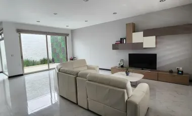 Casa en Venta de 3 Pisos, en Residencial Los Cedros, en Pachuca, Hidalgo.