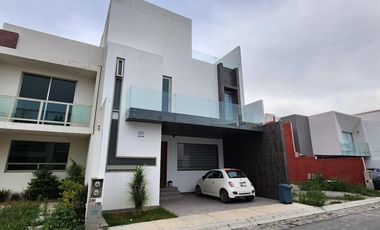 Casa en Venta de 3 Pisos, en Residencial Los Cedros, en Pachuca, Hidalgo.